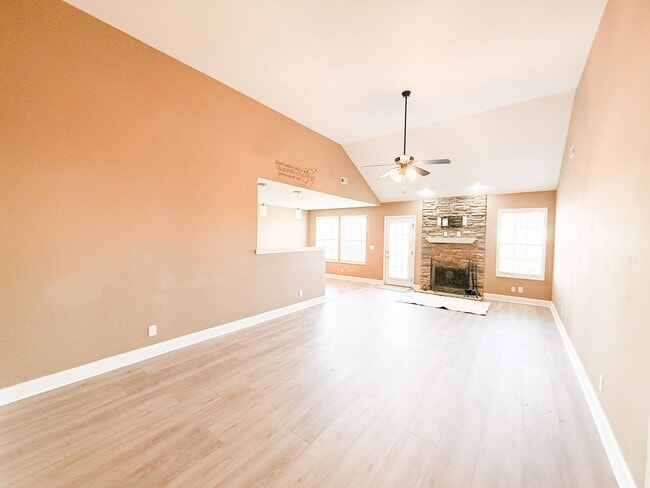 Building Photo - 3 Bedroom 2 Bathroom home! Large Fenced in Backyard!