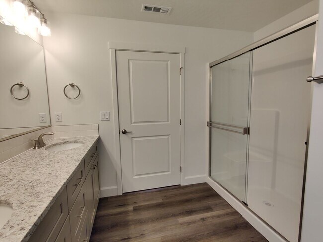 Building Photo - Newer Home for Rent in Benton City