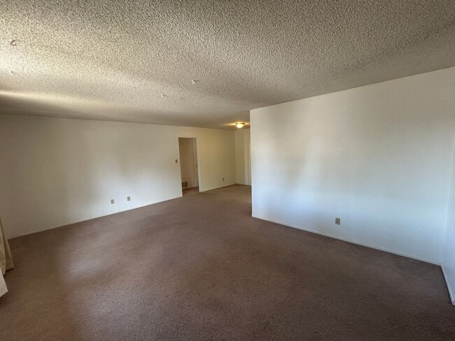 Building Photo - 570 N Villa Nueva Dr