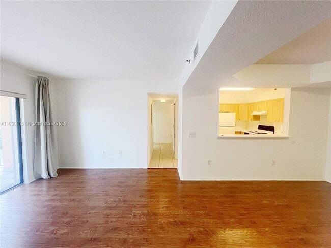 Building Photo - 9340 Fontainebleau Blvd