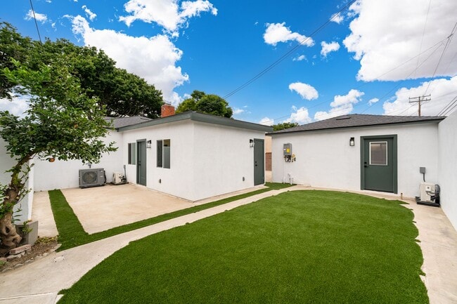 Building Photo - 7020 Schroll St