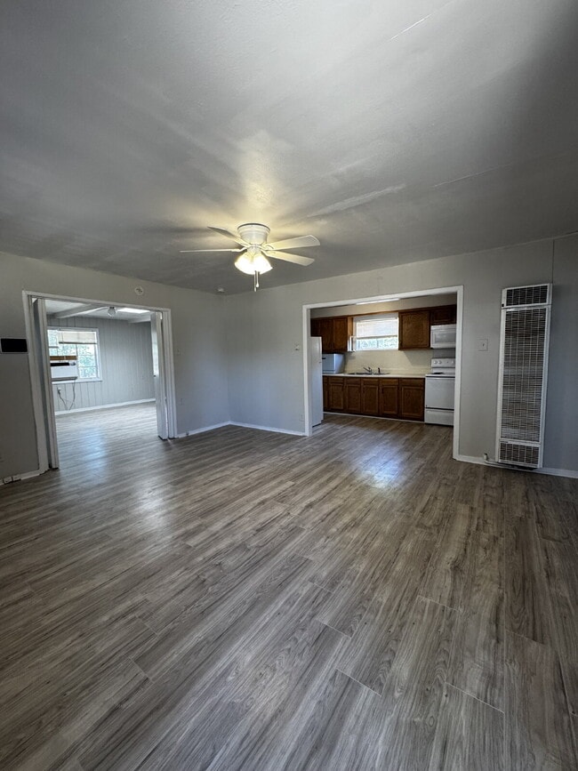 Building Photo - "Charming 3-Bed Oasis with Spacious Living in Prime Lubbock Location!"