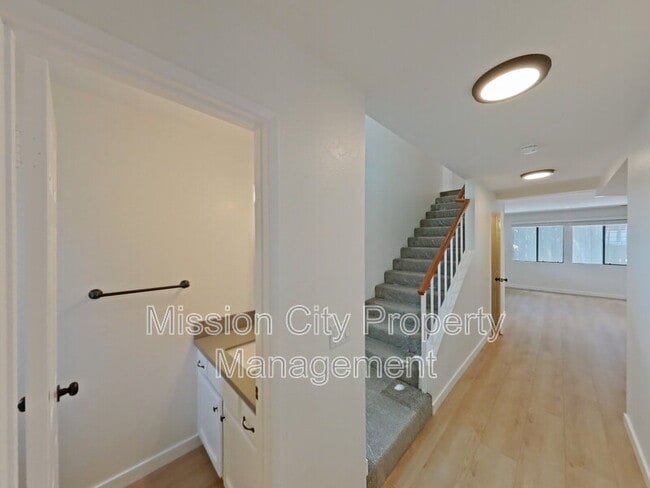 Building Photo - 2102 Cliff Dr