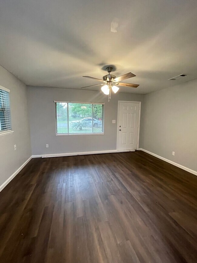 Building Photo - Renovated 3/1 house in SW Gainesville!