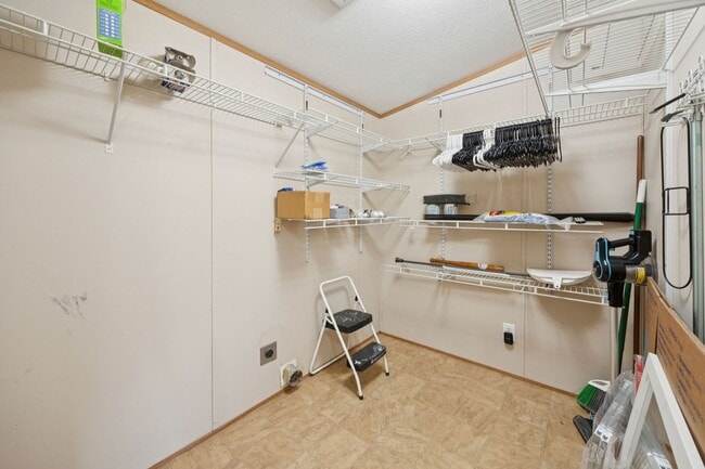 Building Photo - Charming Country Retreat on 1 Acre in Hasl...