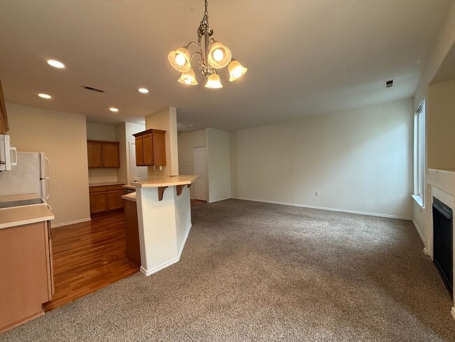Building Photo - 4 Bed 3 Bath Gated Townhome Near Maplewood Golf