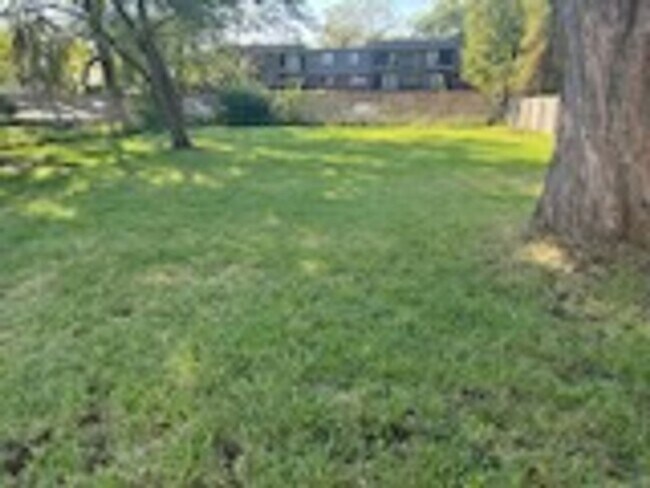 Building Photo - Lovely 3 Bedroom Tri-Level Home with Garage!