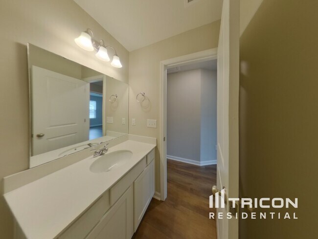 Building Photo - 1261 Paramount Dr