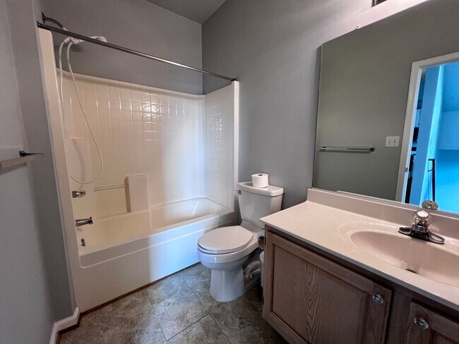Building Photo - Charming Lakefront Townhome