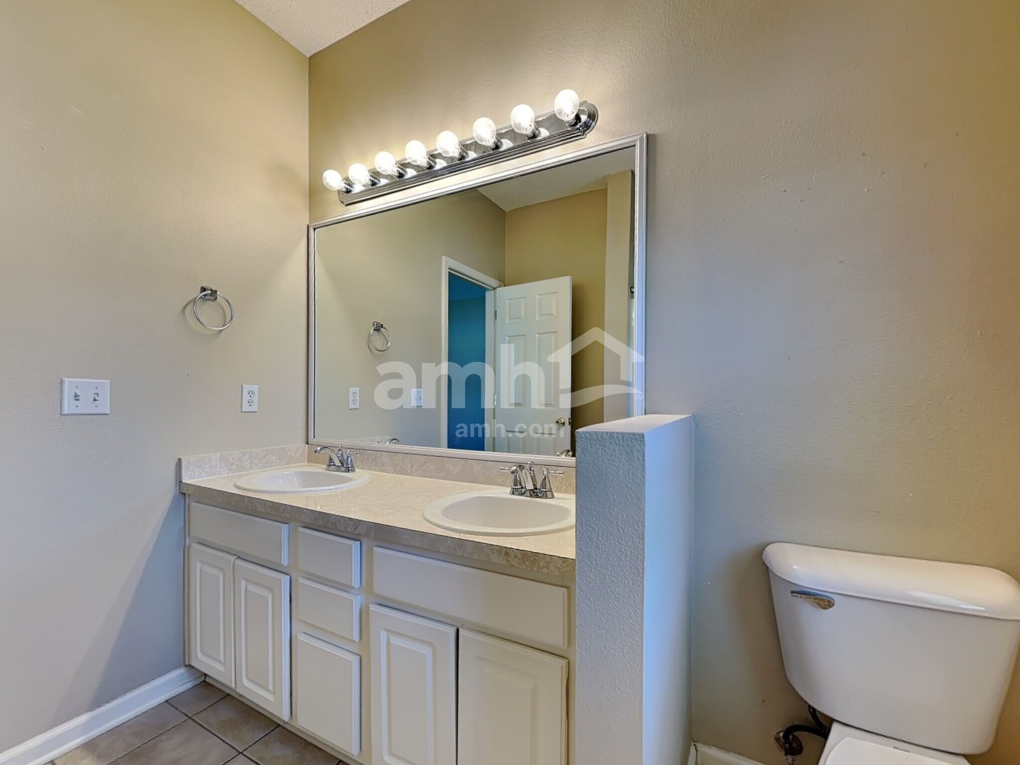 Building Photo - 525 Amsonia Cir