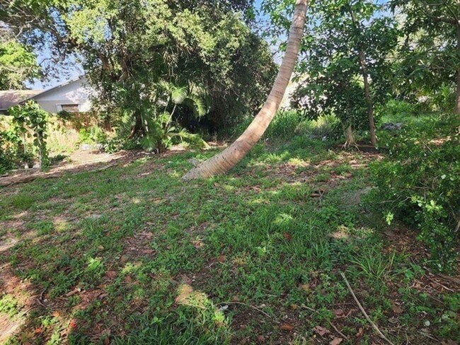 Building Photo - 117 SW 7th Ave