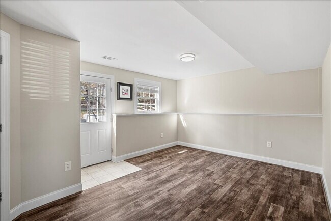 Building Photo - Available Now – Renovated 5BR / 3BA Home in Quiet Sterling Cul-de-Sac