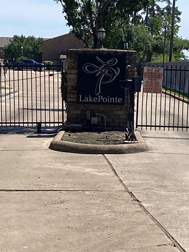 Building Photo - 801 River Rd