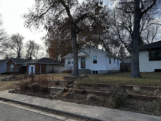 Building Photo - AVAILABLE NOW! "Charming 3-Bedroom Oasis with 2 Full Baths in the Sunset Neighborhood!"