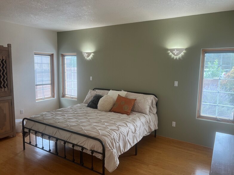 Building Photo - 2504 Griegos Pl NW