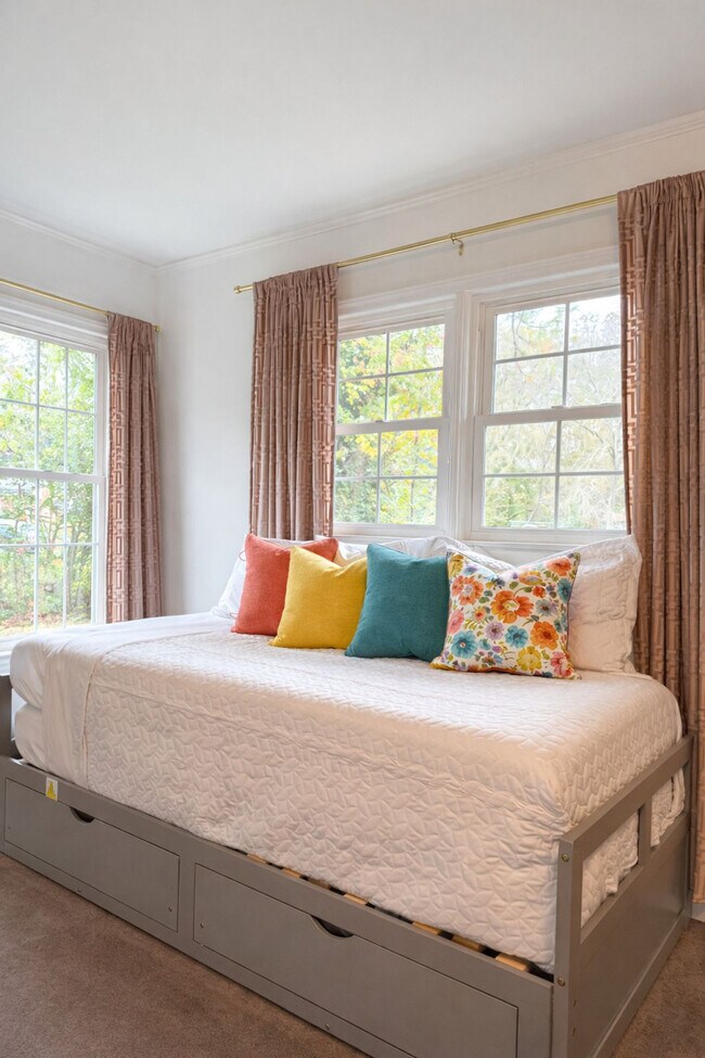 Building Photo - 7601 Bedfordshire Dr