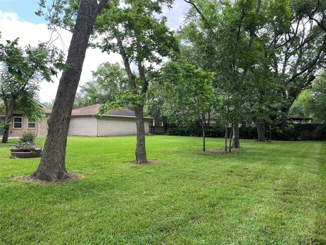 Building Photo - 304 S Shadowbend Dr