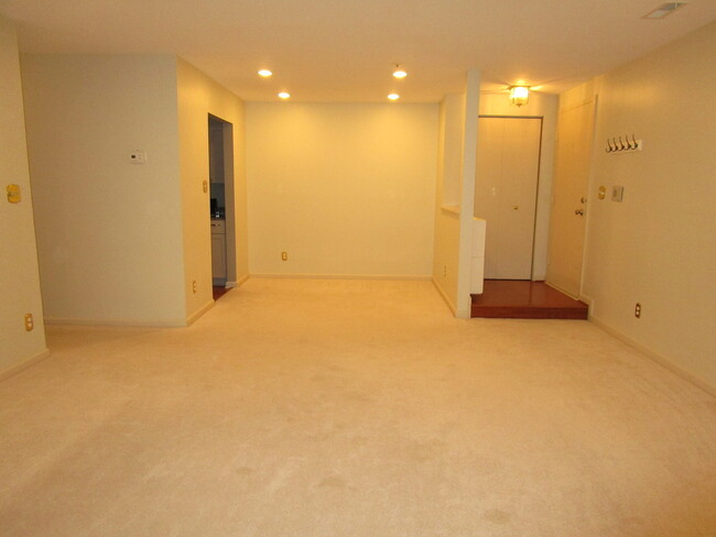 Building Photo - Terrace Level 1BR/1BA Updated Condo in Dor...