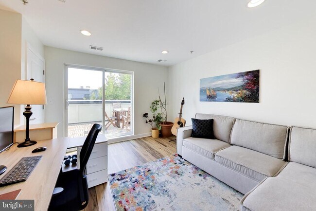 Building Photo - 4550 Longfellow St