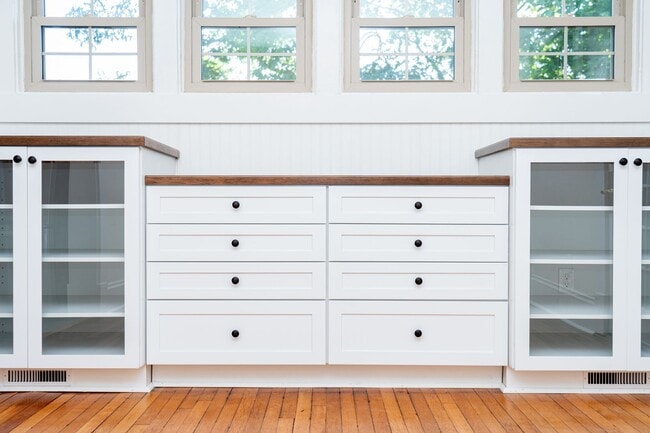 Building Photo - Large 4 Bedroom Home On Oakhurst Circle