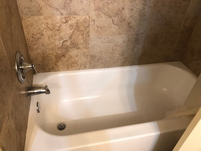 Building Photo - 32 Lakeview Cir