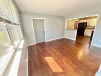 Building Photo - 2 Bedroom in Time for Fall! $1450