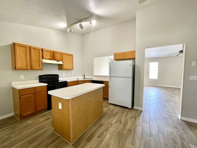 Building Photo - Cute 4/2 EAST Orlando Home in Wedgefield!