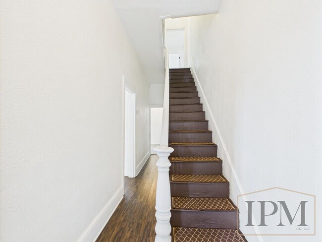 Building Photo - Available Now! Spacious 5 Bedroom Home Loc...
