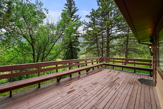 Building Photo - Mountain Life & Views- 4 bed 2 bath
