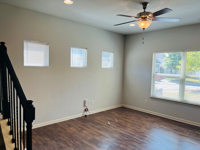 Building Photo - Wow! Check out this charming 3 bedroom 2.5 bathroom home in Newnan!