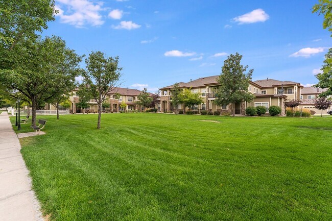 Building Photo - 2 bed/1 bath Townhome with Garage, Pool, Clubhouse