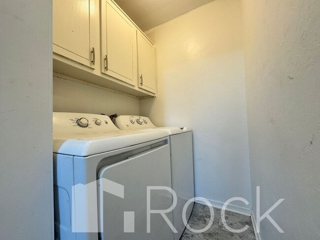 Building Photo - 2 Bedroom Townhome with All Appliances Included!