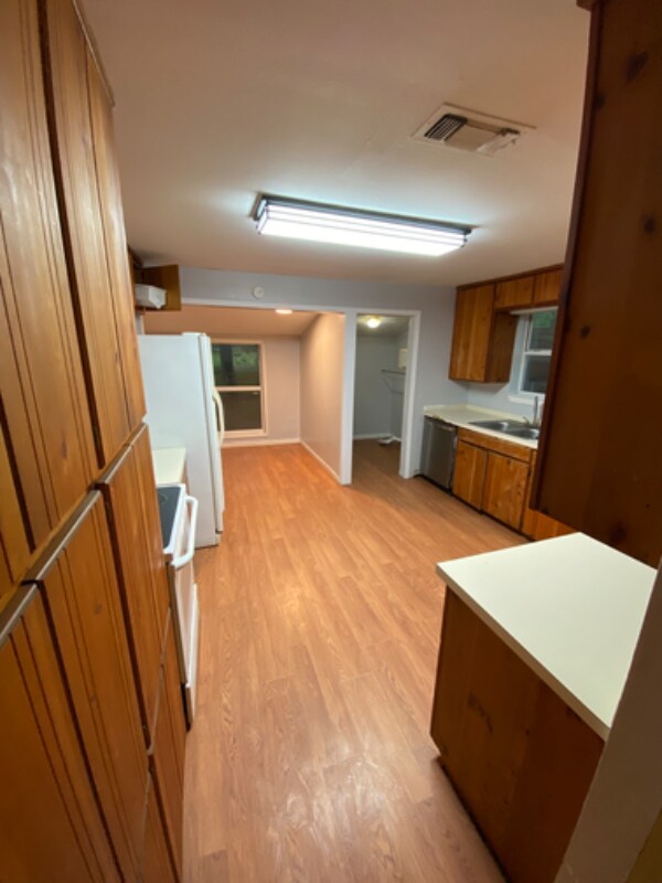 Building Photo - 810 W Day St