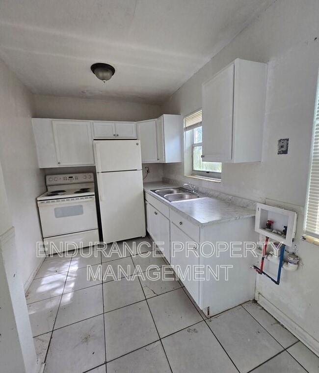 Building Photo - 1143 W 23rd St