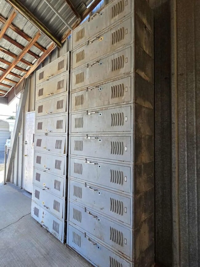 Building Photo - Large 3 Bedroom, 2.5 Bath on Beautiful, HU...