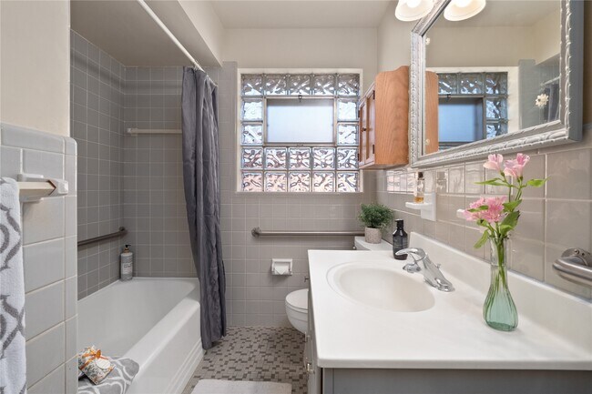 Building Photo - 17 Valley Dr