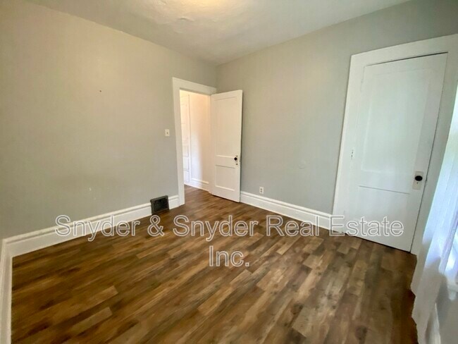 Building Photo - 400 Cloverdale Ave