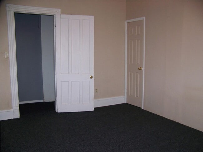 Building Photo - 493 Main St