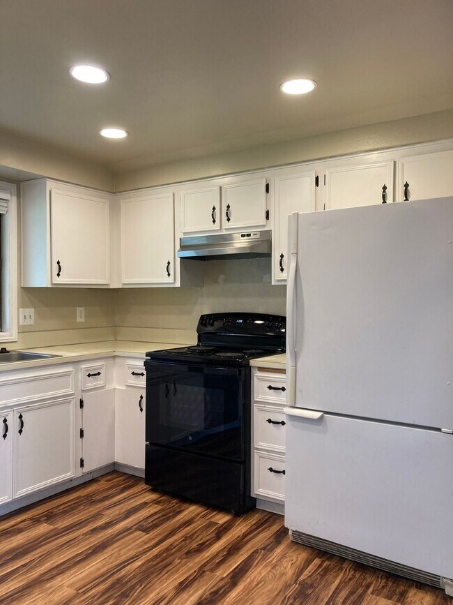 Building Photo - Single Level Ranch Home in Newberg
