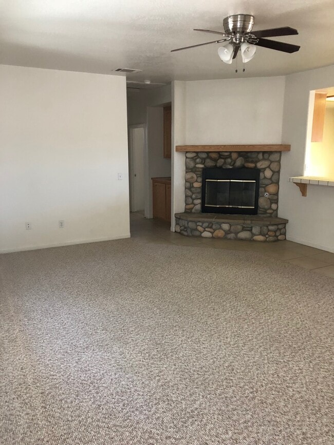 Building Photo - Adorable 3 bedroom Hesperia home!