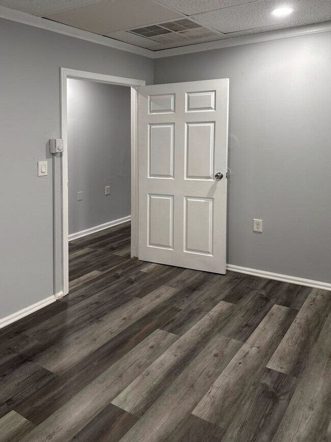 Building Photo - 552 N 10th St