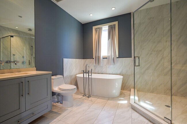 Building Photo - PRICE REDUCED!! Luxury 3BR/2BA Condo (Parking Included) – Prime Hyde Park & Modern Finishes!