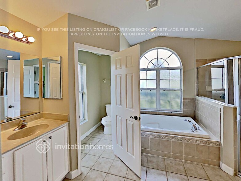 Building Photo - 3800 Bayshore Cir