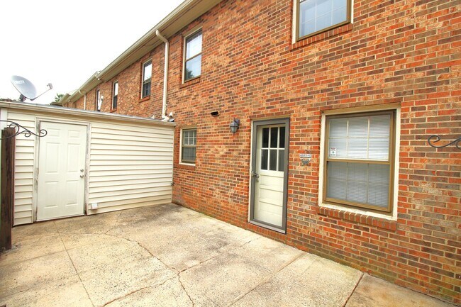 Building Photo - 6424 Old Pineville Rd