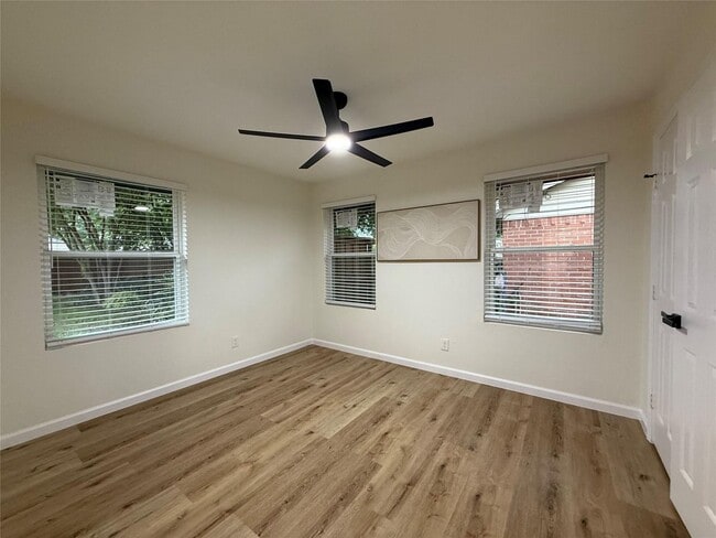 Building Photo - Beautiful Lochwood Gem