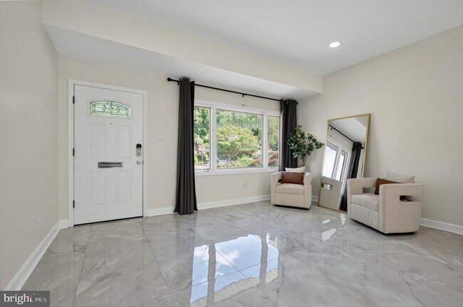 Building Photo - 6206 Hillview Ave