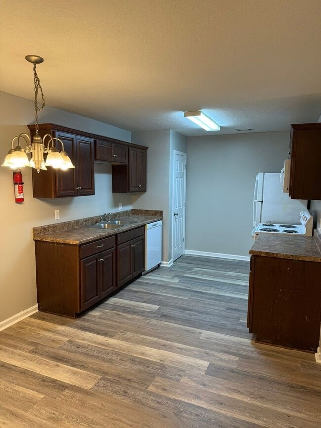 Building Photo - 3 Bed 2 Bath Apartment