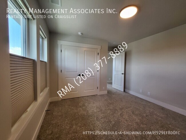 Building Photo - 2015 E Knobcone Dr