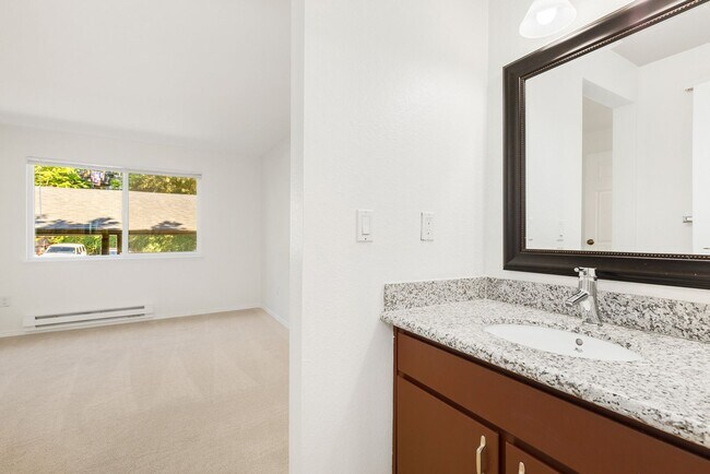 Building Photo - 2 Bed, 1 Bath Condo with Easy Access to I-405