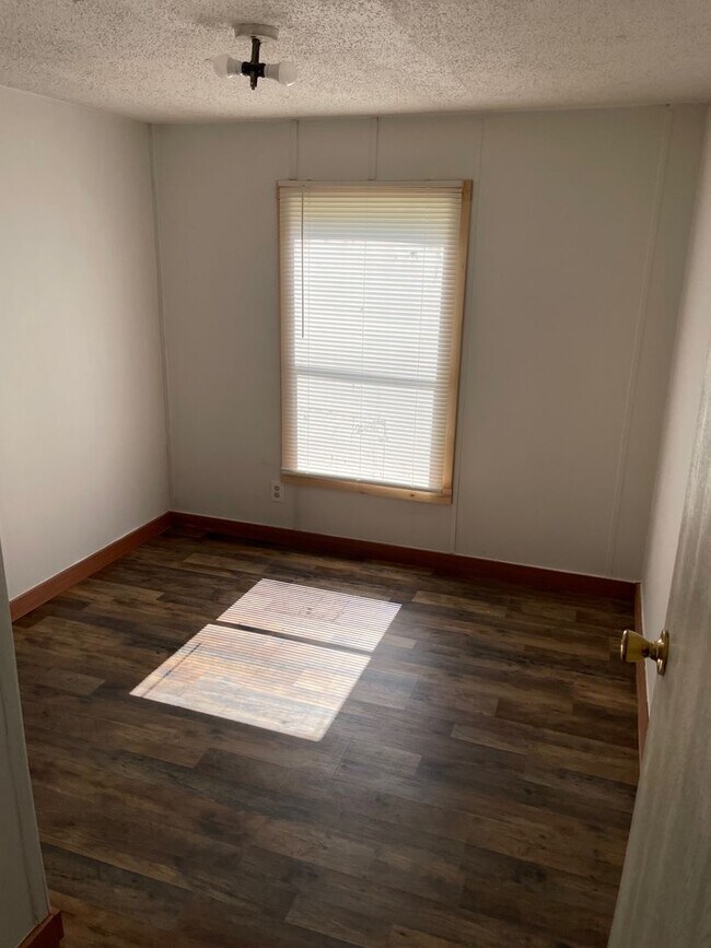 Building Photo - 3 bed, 2 bath, mobile home $800 month, $80...